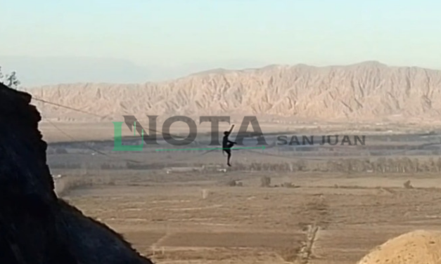 Dos jóvenes desafiaron el vacío con una “highline” en plena Quebrada de Zonda