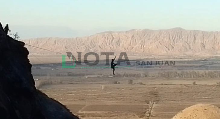 Dos jóvenes desafiaron el vacío con una “highline” en plena Quebrada de Zonda
