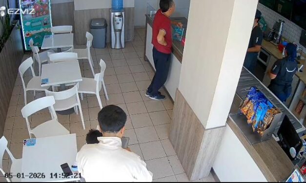 Se olvidó el celular en una heladería y otro cliente se lo llevó: El hecho quedó filmado