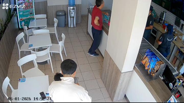 Se olvidó el celular en una heladería y otro cliente se lo llevó: El hecho quedó filmado