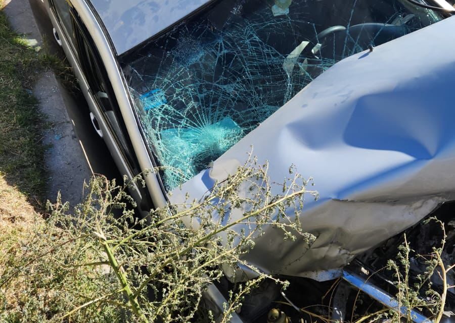 Volcó en un canal de Rawson y fue rescatada por policías tras quedar atrapada