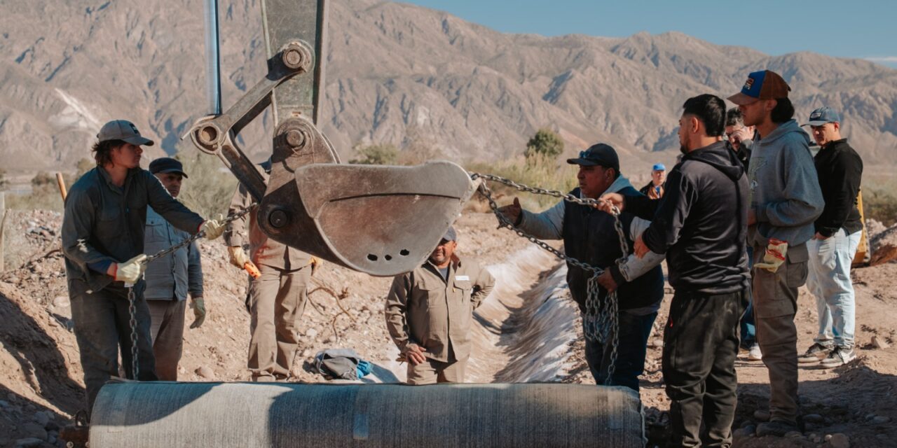 Hidráulica prueba mantas cementicias para modernizar canales de riego en Pocito