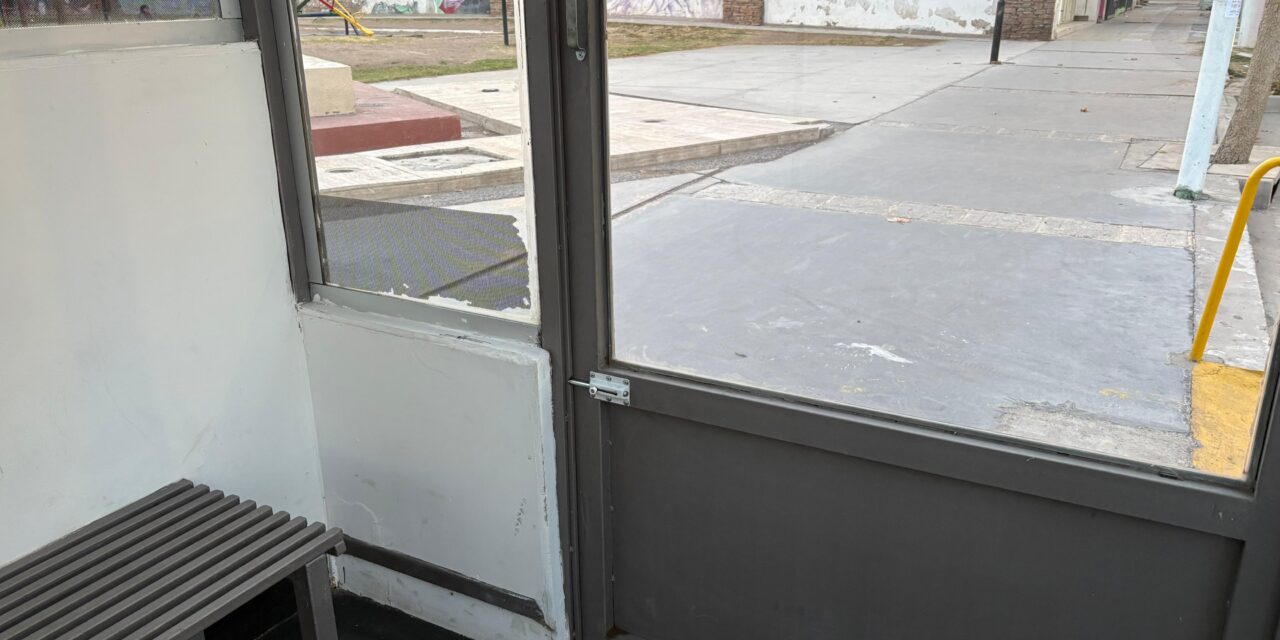Robaron un televisor de una parada moderna frente a la Plaza Madre Universal