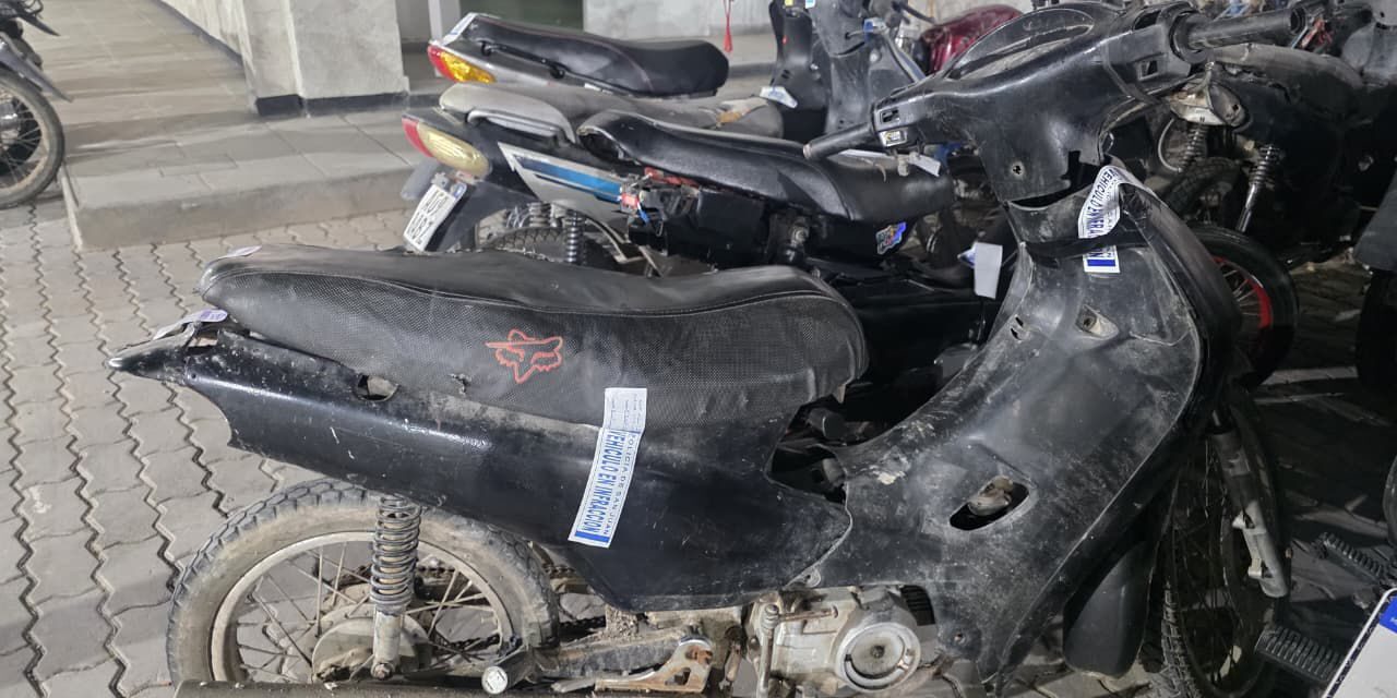 Iba en una 110 sin papeles y descubrieron que el motor tenía pedido de secuestro