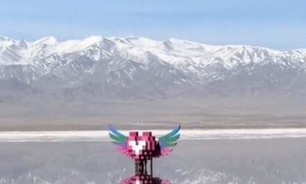 Una escultura en un lago conocido como «el espejo del cielo» se volvió viral y desató críticas