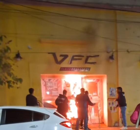 Se incendió un reconocido dragstore frente a la plaza de Jáchal