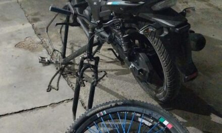 Huyeron al ver a la Policía y dejaron todo tirado: Sospechan que la moto y las bicicletas son robadas