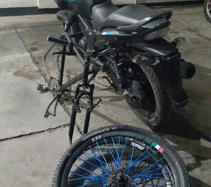 Huyeron al ver a la Policía y dejaron todo tirado: Sospechan que la moto y las bicicletas son robadas
