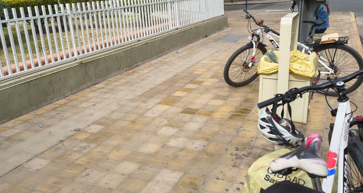 Un motociclista frenó a un ladrón y evitó el robo de un celular en Capital