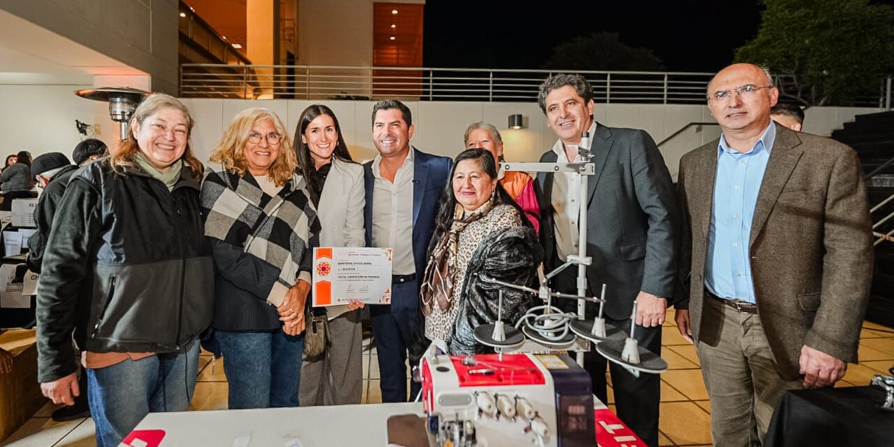Más capacitación y empleo: Orrego entregó certificados y equipamiento