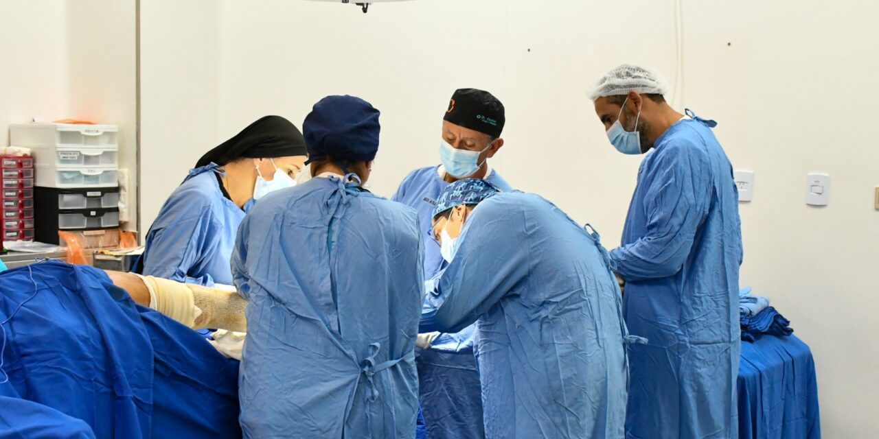 Histórico: Realizaron en el Hospital Cantoni la primera cirugía de reemplazo total de tobillo en la salud pública