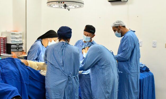 Histórico: Realizaron en el Hospital Cantoni la primera cirugía de reemplazo total de tobillo en la salud pública