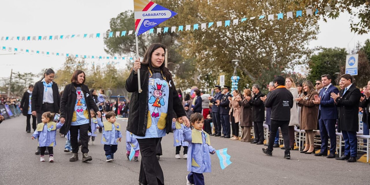 Santa Lucía vivió una emotiva celebración patria con el desfile de los jardines municipales