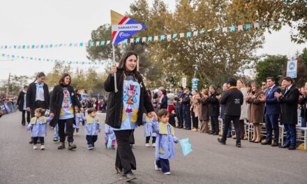 Santa Lucía vivió una emotiva celebración patria con el desfile de los jardines municipales