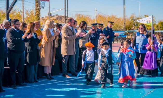 Con trajes de época y banderas argentinas, los más chicos emocionaron en Rivadavia