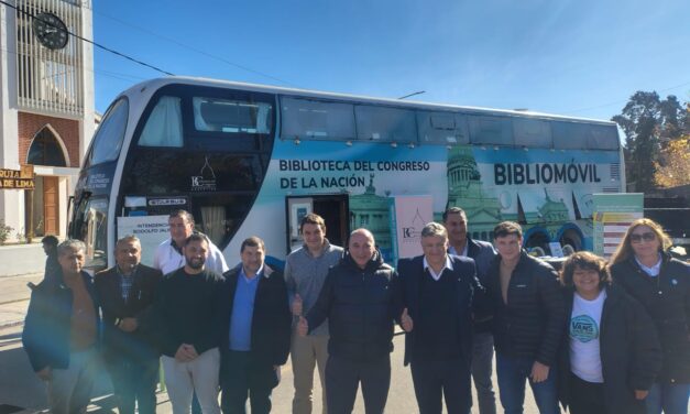 El Bibliomóvil llegó a 25 de Mayo y lanzó en San Juan el programa “Leemos Argentina”