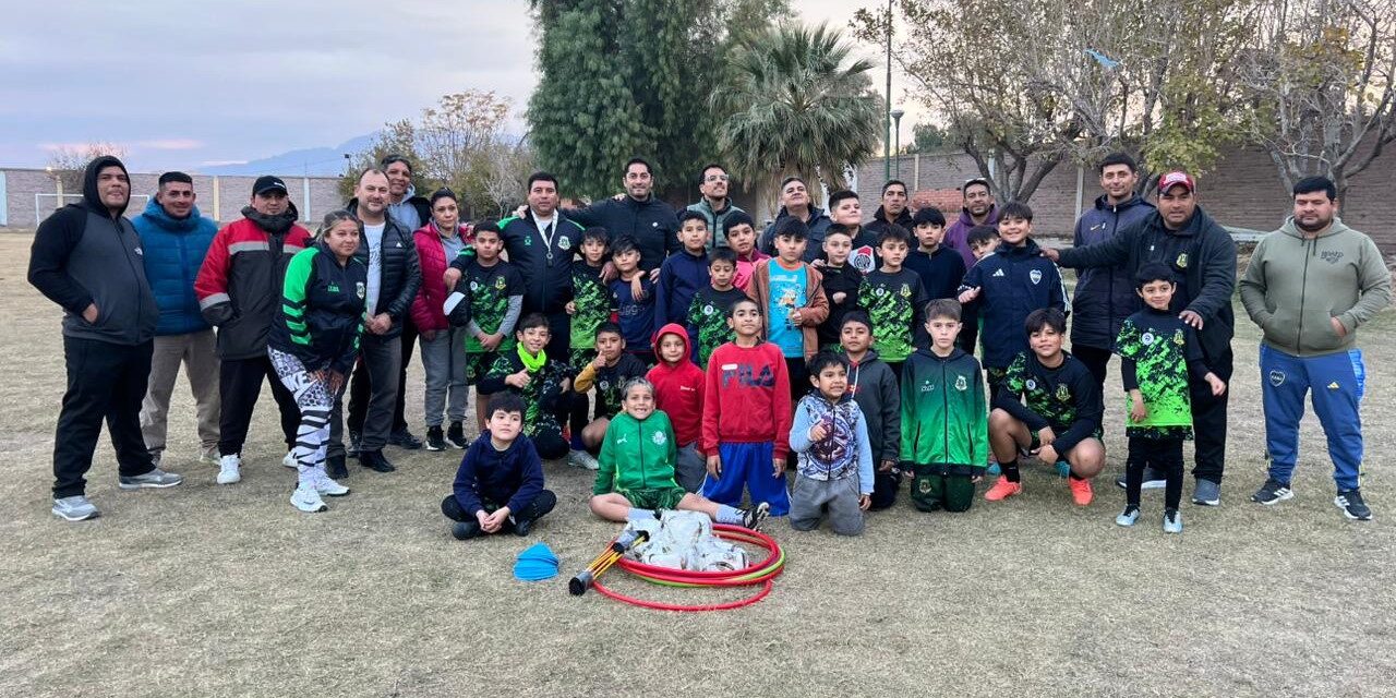 Club Cabral recibió elementos deportivos para fortalecer su escuelita de fútbol