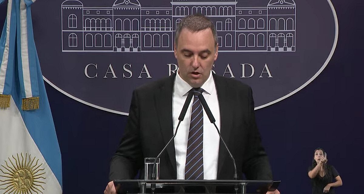 Aún no logran abrir un celular clave y Manuel Adorni pidió participar de la pericia