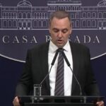Aún no logran abrir un celular clave y Manuel Adorni pidió participar de la pericia