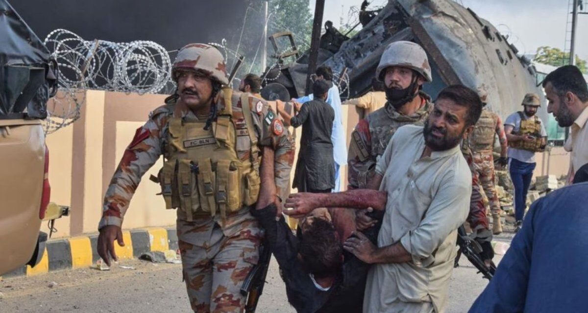 Ataque terrorista en Pakistán contra un tren militar dejó 24 víctimas