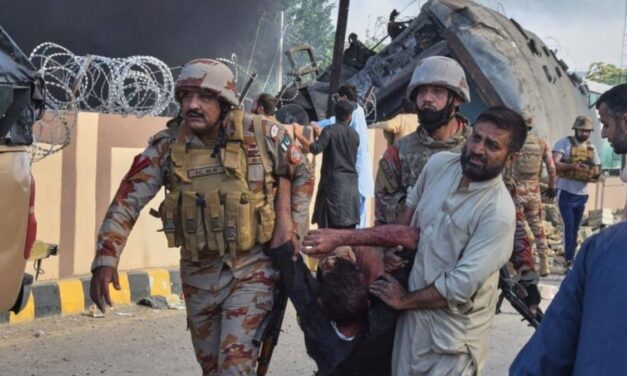 Ataque terrorista en Pakistán contra un tren militar dejó 24 víctimas