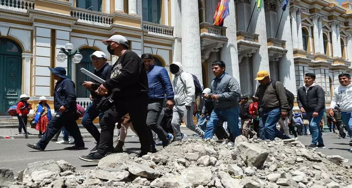 La Policía reprime a los manifestantes que exigen la renuncia de Rodrigo Paz