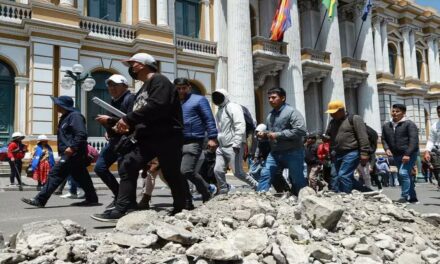 La Policía reprime a los manifestantes que exigen la renuncia de Rodrigo Paz