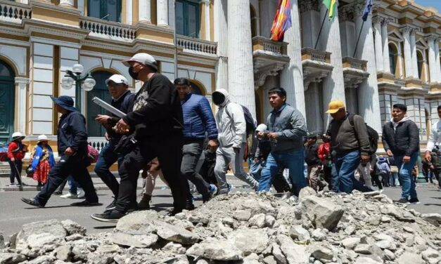 La Policía reprime a los manifestantes que exigen la renuncia de Rodrigo Paz