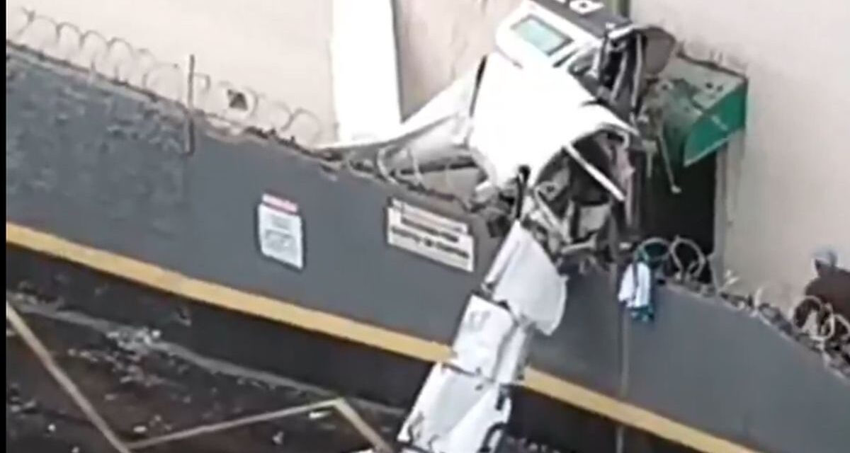 Una avioneta se estrelló contra un edificio y dejó un muerto y tres heridos graves