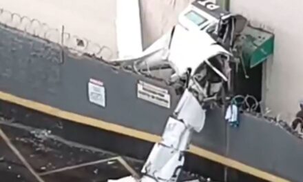 Una avioneta se estrelló contra un edificio y dejó un muerto y tres heridos graves