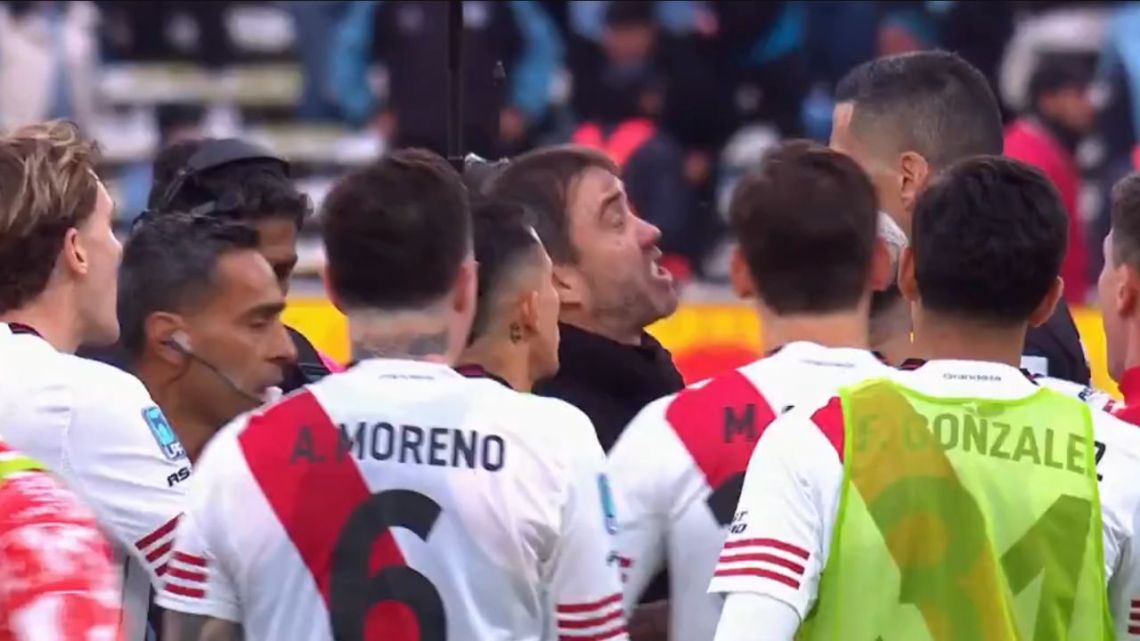¡Explotó el Chacho Coudet! rechazó la medalla y estalló contra los árbitros: «Ya van tres veces que me cagan en una final»