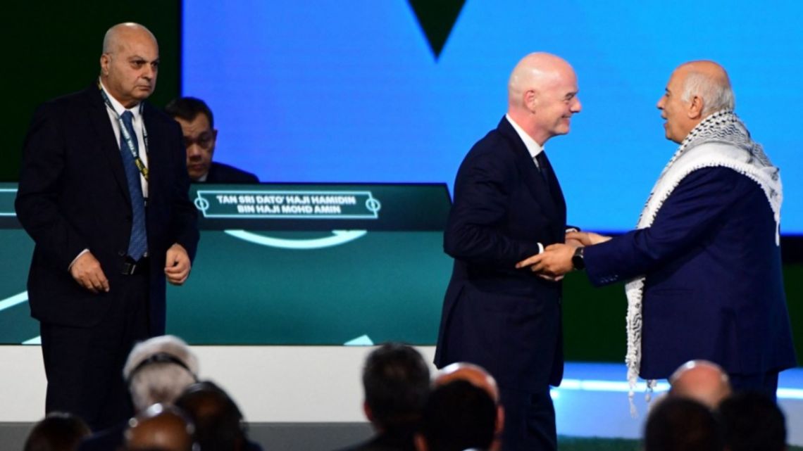 Tensión en el Congreso de la FIFA: el presidente de la Federación de Palestina le negó el saludo al de Israel enfrente de Infantino