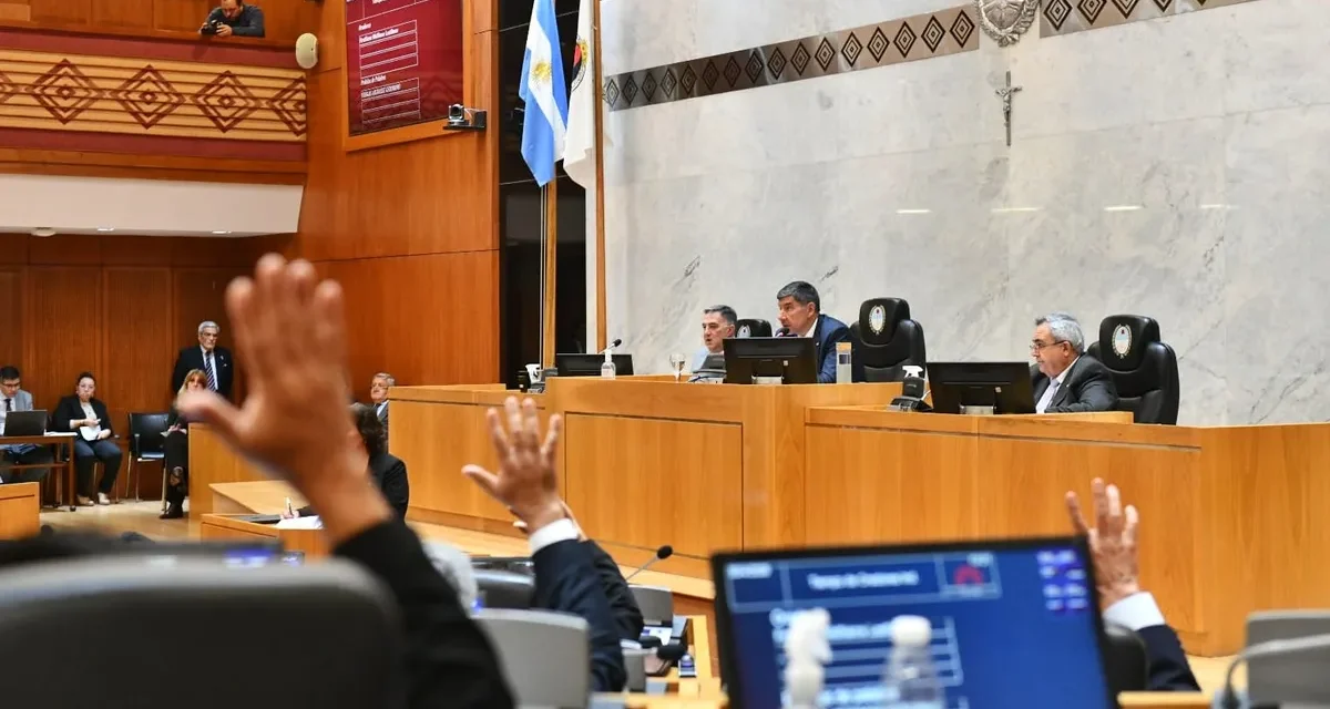 Ley de Ficha Limpia, abarca a los tres poderes del Estado