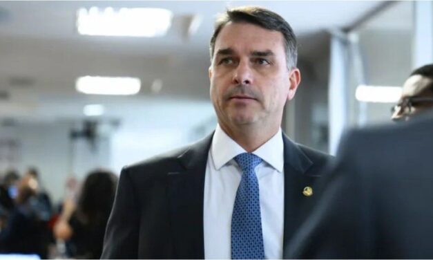 Flavio Bolsonaro admite haberse reunido con un banquero acusado de fraude