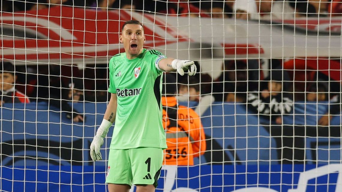 Armani volvió al arco de River, pero Bragantino le amargó la fiesta con un gol tempranero