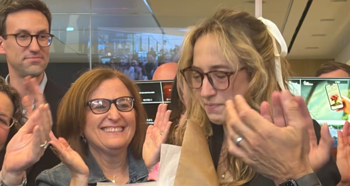 Entregaron el Pulitzer a la periodista que fue allanada por el FBI por investigar al gobierno de Donald Trump