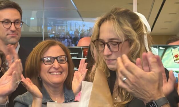 Entregaron el Pulitzer a la periodista que fue allanada por el FBI por investigar al gobierno de Donald Trump