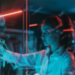 La Inteligencia Artificial obliga a más mujeres a cambiar de trabajo que a hombres: conocé las causas