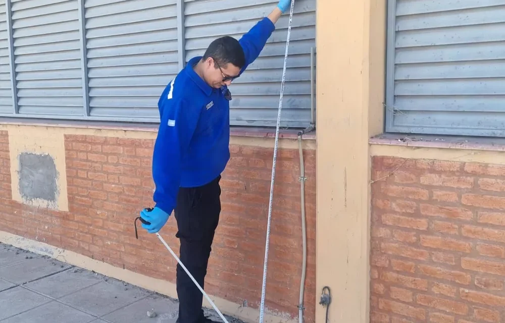 Treparon más de tres metros para robar en una estación de energía, pero una vecina frustró el golpe