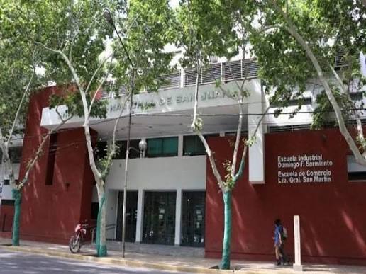 Paro universitario: padres analizan sacar a sus hijos de colegios preuniversitarios y llevarlos a privados