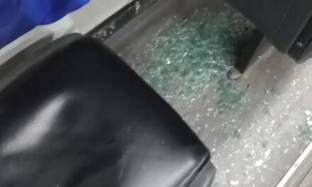 Ataque a un colectivo en Pocito: Rompieron la luneta de un interno con pasajeros a bordo