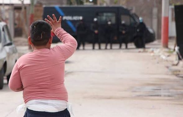 “Los vecinos hacen causa común para defender al delincuente”: violento operativo con disparos y ataques a la Policía en Villa del Sur