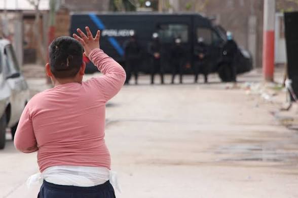“Los vecinos hacen causa común para defender al delincuente”: violento operativo con disparos y ataques a la Policía en Villa del Sur
