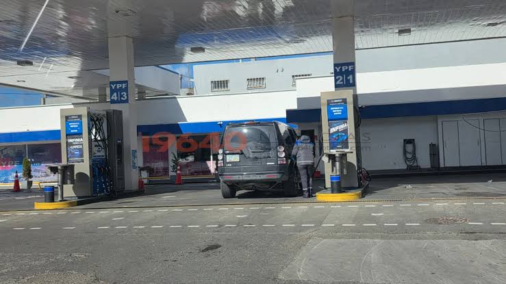 Golpe al bolsillo: YPF volvió a subir los combustibles y se viene otro aumento