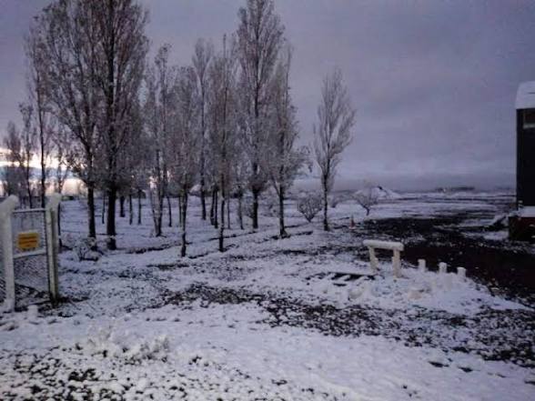 El frío polar dejó nieve en distintos puntos de la provincia y complicó la cordillera