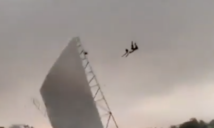 El impactante momento en que un temporal arrastró por el aire a un hombre en India