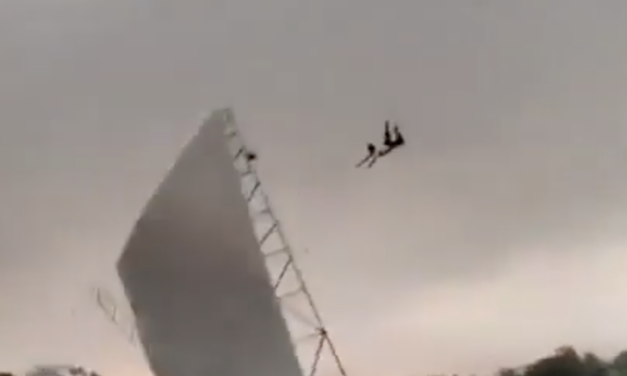 El impactante momento en que un temporal arrastró por el aire a un hombre en India