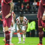 Instituto eliminó a Lanús en un polémico partido del arbitraje: cuatro rojas y poco fútbol