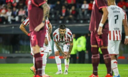 Instituto eliminó a Lanús en un polémico partido del arbitraje: cuatro rojas y poco fútbol
