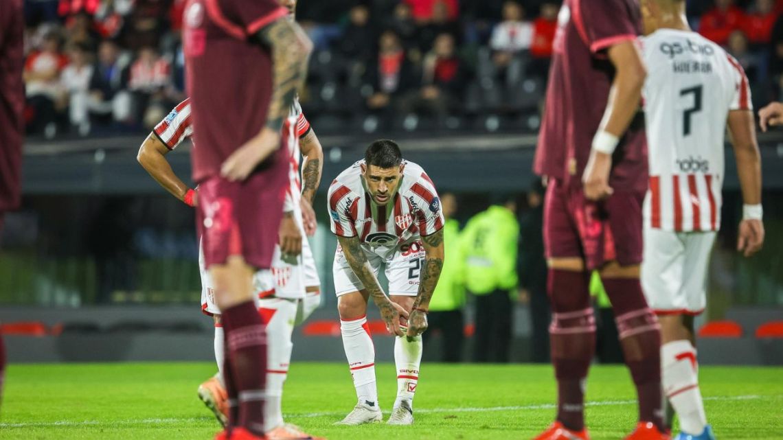 Instituto eliminó a Lanús en un polémico partido del arbitraje: cuatro rojas y poco fútbol